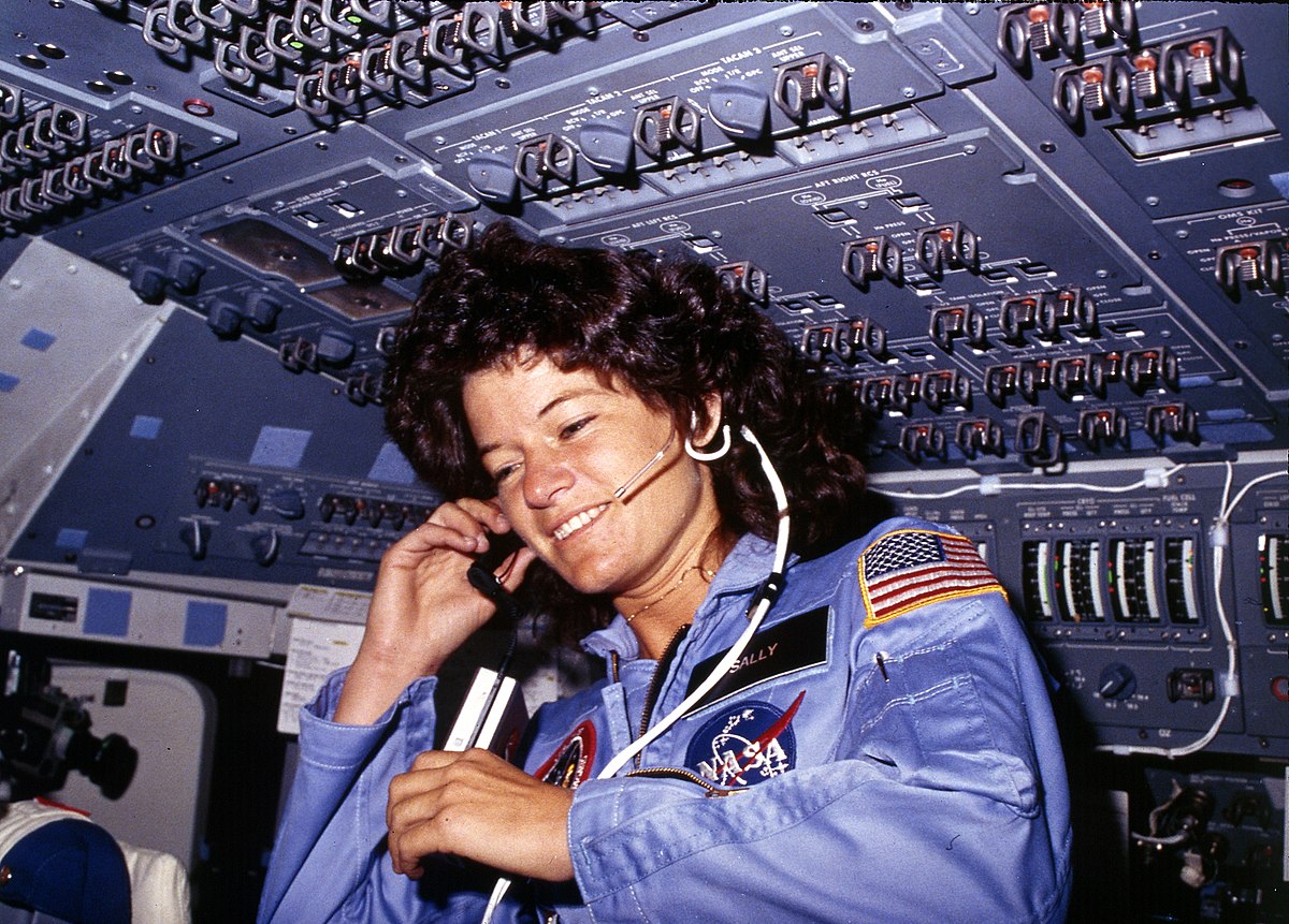 Sally_Ride,_America's_first_woman_astronaut_communicates_with_ground_controllers_from_the_flight_deck_-_NARA_-_541.jpg