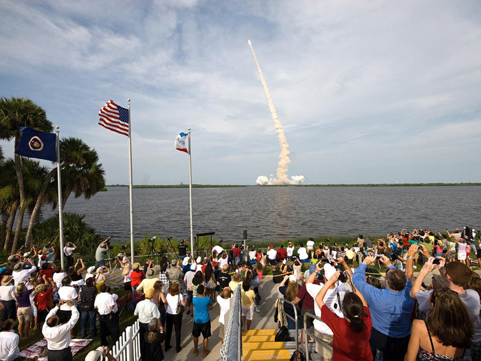 rocket launch crowd