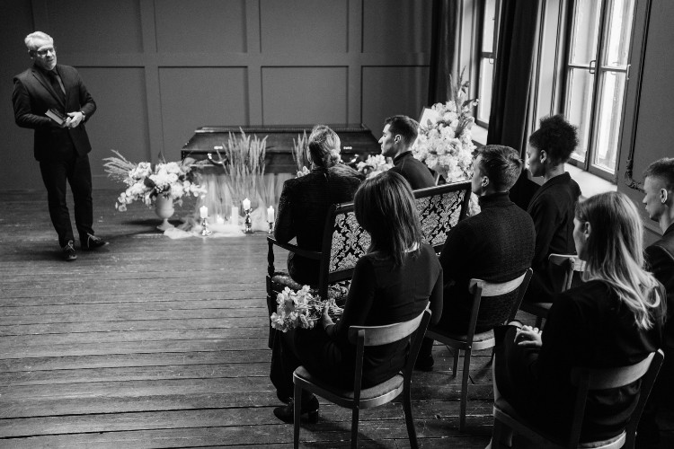 Traditional memorial gathering highlighting funeral service expenses