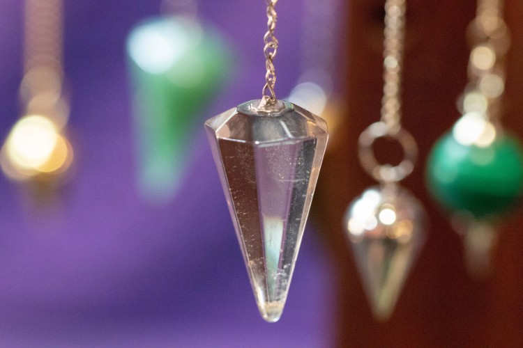 Memorial jewelry pendant for storing a loved one’s ashes
